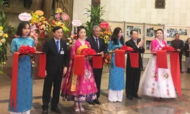 Lễ cắt băng khai mạc triển lãm.