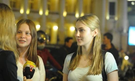 Nữ du khách xinh đẹp được phóng viên phỏng vấn bên ngoài nơi tiếp đón hai nhà lãnh đạo Mỹ-Triều