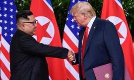 Tổng thống Donald Trump bắt tay nhà lãnh đạo Kim Jong-un trong cuộc gặp tại Singapore ngày 12/6. Ảnh: Reuters
