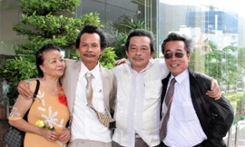 Tiến sĩ Nguyễn Ngọc Quang (thứ hai từ phải qua) và các đồng nghiệp tại trường ĐH Quy Nhơn. Ảnh: Đại Dương