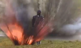 Thót tim cảnh nữ binh sĩ băng qua chiến trường mô phỏng