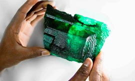 Viên ngọc lục bảo khổng lồ trị giá 2,5 triệu đô la.