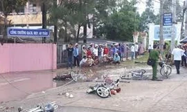 Dây điện đứt rơi xuống đường nhưng không ai phát hiện. Ảnh: H.Minh