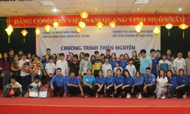 Đại diện các cơ quan tặng quà các em nhỏ khiếm thị