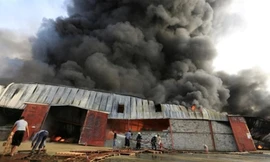 Hiện trường vụ cháy lớn tại kho lương thực và đồ cứu trợ của Liên Hiệp Quốc tại Yemen hồi tháng 4/2018. (Ảnh: Reuters)