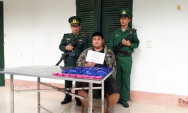 Đối tượng Lò Văn Thu cùng tang vật.