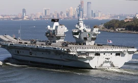 Tàu sân bay HMS Nữ hoàng Elizabeth - tàu chiến lớn nhất của Hải quân Anh - Ảnh: Reuters