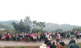 Người dân tò mò đến theo dõi vụ việc.