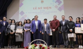 Các đoàn viên thanh niên được trao tặng bằng khen chụp ảnh cùng các vị khách. Ảnh: Hồng Quân