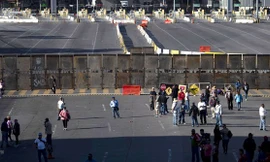 Người di cư tại khu vực cửa khẩu San Ysidro trên biên giới Mỹ-Mexico. (Nguồn: AFP/TTXVN)