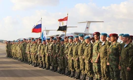 Binh sỹ Ai Cập và Binh sỹ Nga chụp ảnh trước cuộc tập trận chung. (Nguồn: Bộ Quốc phòng Nga)