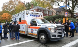 Xe cứu thương rời đền Tree of Life mang theo các nạn nhân của vụ xả súng tấn công người Do Thái ngày 27-10 - Ảnh: REUTERS