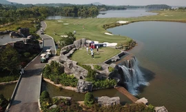 Các golfer đua nhau thử sức tại hố goft thứ 19 tại Kings Course. Ảnh: Mạnh Thắng