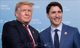 Thủ tướng Canada Justin Trudeau (phải) và Tổng thống Mỹ Donald Trump tại cuộc gặp ở Quebec (Canada) ngày 8/6/2018. Ảnh: AFP/TTXVN
