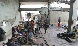 Các nạn nhân của bão Idai trong một trại tạm trú Ảnh: AP