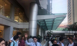 Nhân viên bảo vệ trung tâm Metro Manila yêu cầu mọi người di chuyển đến khu vực mở phía sau. Ảnh: Twitter