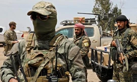 Lính Mỹ và lực lượng nổi dậy Syria FDS tại tỉnh Deir Ezzor, ngày 01/05/2018. Delil souleiman / AFP