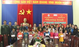 Thăm, tặng quà quân dân đảo Ngọc Vừng