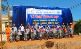 PC Gia Lai trao tặng xe đạp tiếp sức học sinh nghèo vùng sâu, vùng xa đến trường. 