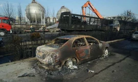 Hàng loạt ô tô nổ trong vụ rò rỉ hóa chất. Ảnh: Reuters