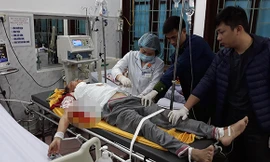 Nghi phạm khi được đưa tới bệnh viện cấp cứu. Ảnh: Công an Nhân dân