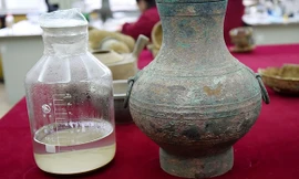 Loại "thuốc trường sinh bất lão" được đựng trong lọ đồng. Ảnh: Xinhua