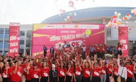 Các thanh niên cùng hô vang: "Sống trách nhiệm, sống OK".