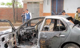 Xe Nisan BKS 29S - 1549 bị cháy trên đường Lạc Long Quân (Hà Nội) trưa 6-2. Ảnh: Tuấn Nguyễn