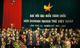 Phó Thủ tướng Nguyễn Xuân Phúc và lãnh đạo T.Ư Đoàn, T.Ư Hội LHPN Việt Nam chúc mừng Đoàn chủ tịch Hội DNT khóa IV. Ảnh: H.Y