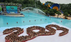 Ngắm 10.000 thiếu nữ mặc bikini xếp hình rắn khổng lồ