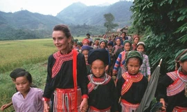 Hình ảnh xúc động của nữ minh tinh Audrey Hepburn khi đến Việt Nam