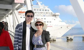 Trong thời gian yêu người tình tỷ phú Yvonne Thúy Hoàng, Vũ Hoàng Việt được trải nghiệm cuộc sống của giới thượng lưu và thường xuyên được đi vòng quanh thế giới