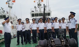 Cảnh sát biển vượt sóng, giữ chủ quyền