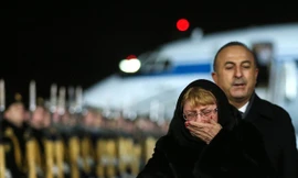 [ẢNH] Vợ đại sứ Nga khóc nghẹn đón thi thể chồng về nước