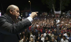 Tổng thống Thổ Nhĩ Kỳ Tayyip Erdogan phát biểu trước những người ủng hộ. Ảnh: AP