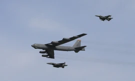 'Pháo đài bay' B-52 của Mỹ thị uy trên bán đảo Triều Tiên. Ảnh: AP