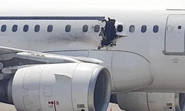 Vụ đánh bom làm thủng một lỗ rộng chừng 1 mét trên vỏ máy bay. Ảnh: AP