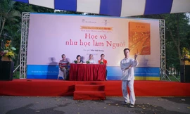 Võ sư biểu diễn võ thuật tại lễ ra mắt sách của võ sư Trần Việt Trung. Ảnh: BẢO HÂN