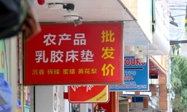 Khánh Hoà đang kiểm tra, chấn chỉnh biển hiệu tiếng nước ngoài ở Nha Trang. Ảnh: An Bình/Zing.vn