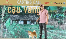 Đạo diễn Trẫn Vũ Thủy và chú chó tên Vàng ở vòng casting