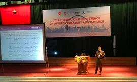 Các nhà khoa học trong nước và quốc tế trao đổi về thống kê và xác suất ứng dụng