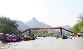 Lượng khách đổ về chùa Hương tăng cao trong ba ngày đầu năm