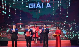 GS.TS. Nguyễn Quang Ngọc đại diện tập thể tác giả lên nhận giải A cho công trình sách do cố GS. Phan Huy Lê tổng chủ biên