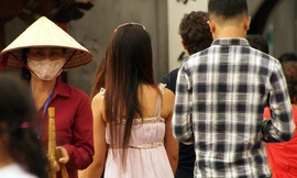 Mặc hở hang sẽ không được vào thăm di tích Hà Nội