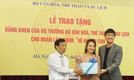 Bộ trưởng Nguyễn Ngọc Thiện trao quà cu Bon cho "bố mẹ" Bảo Thanh-Quốc Trường nhận hộ