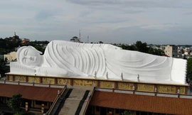 Bức tượng Phật nhập Niết bàn trên mái chùa 300 tuổi ở Bình Dương