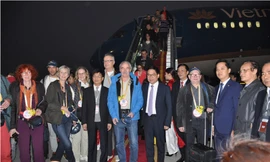 Hà Nội đón các vị khách quốc tế đầu tiên xông đất năm 2017