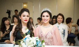 MC Huyền Sâm (trái) Đại sứ cuộc thi mang bộ trang sức trị giá hơn 1 tỷ đồng tại lễ phát động