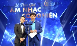 Xuân Bắc và đạo diễn Việt Tú có màn tung hứng đá xéo màn cầu hôn của Trường Giang