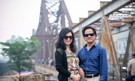 Bà xã đồng hành với chồng trong chuyến trở lại Hà Nội